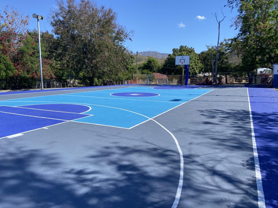 El Ministerio de Deportes junto a la Alcaldía de Pedro Santana, están realizando trabajos de remozamiento de nuestra cancha.